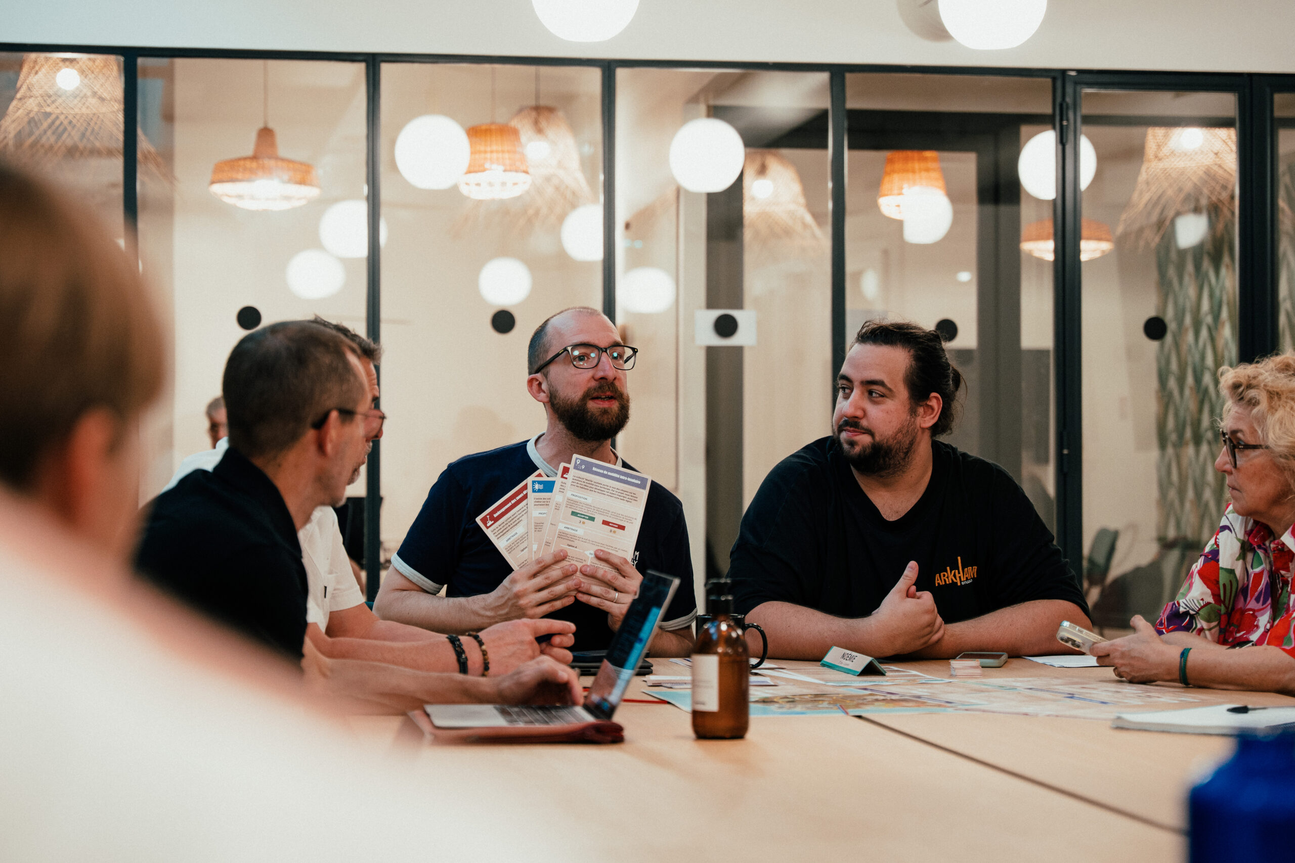 Participants en pleine
délibération autour des cartes d'arbitrage lors d'une session test du Projet Adaptation